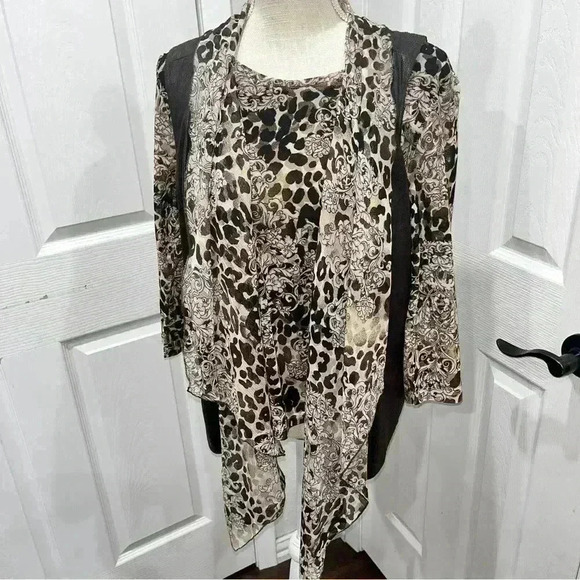 Chicos Easy wear Shirt/ vest 2 piece Set Size 1  Faux Suede Vest Abstract Animal - Picture 3 of 11